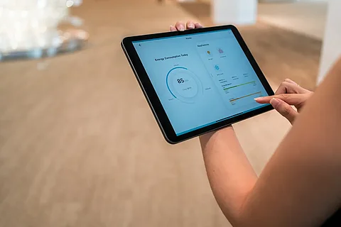 Energiebedarf steuern am Tablet
