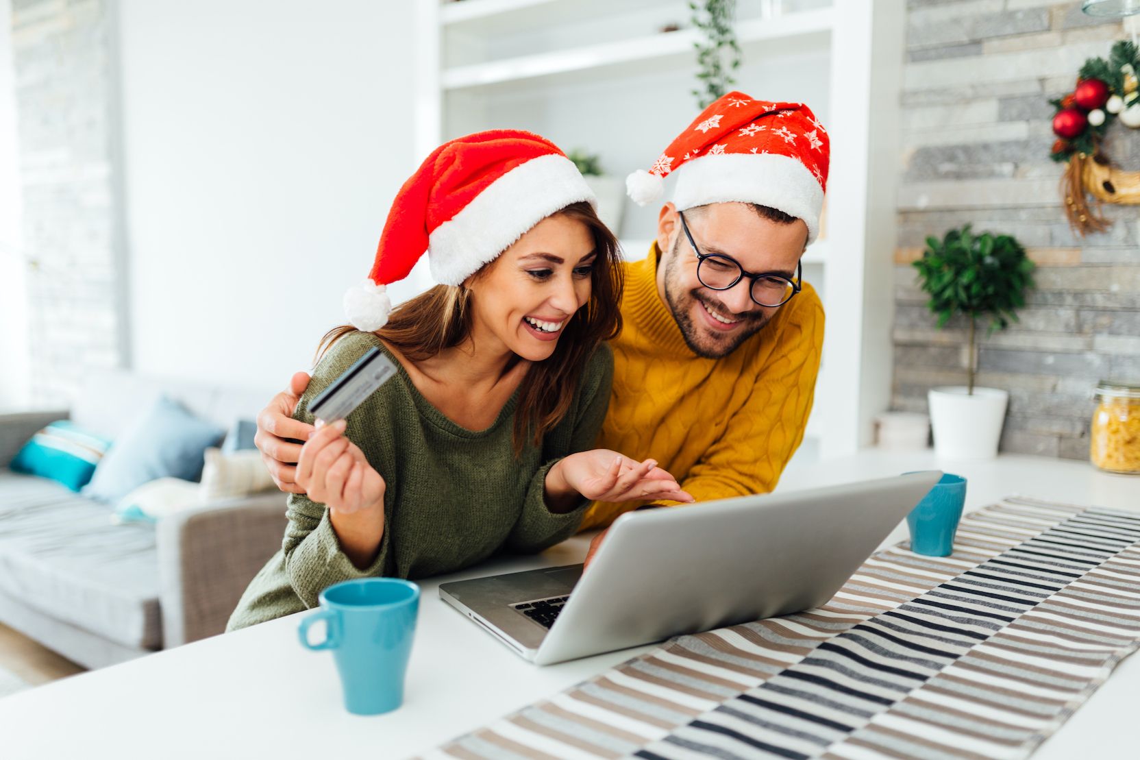 Junges Paar kauft online Weihnachtsgeschenke ein