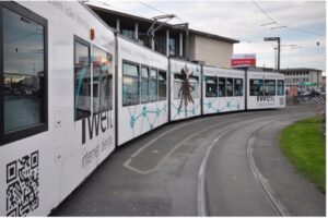 Straßenbahn in Würzburg mit der Beklebung der iWelt