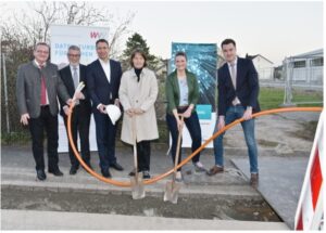 Eröffnungbild mit allen wichtigen Beteiligten beim Projekt Schulen ans Netz
