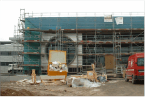 Fassade des neuen Unternehmensgebäudes mit Gerüst
